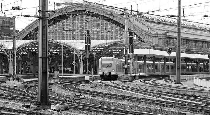 Das Foto zeigt den Kölner Hauptbahnhof mit einem ausfahrenden Regionalexpress.