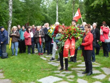 Inez Déjà und Inge Höger bei der Kranzniederlegung