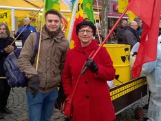 Inge Höger, linke Bundestagsabgeordete, und Fabian Stoffel, Vorsitzender der Linksfraktion im Kreistag, bei der Kundgebung in Herford.