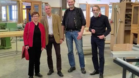 Inge Höger in der Holzwerkstatt des BAJ gemeinsam mit Geschäftsführer Dr. Markus Schäfer-Willenborg und den Betriebsräten Hans-Jörg Ellersiek-Finke und Klaus Bolgen. Inge Höger in der Holzwerkstatt des BAJ gemeinsam mit Geschäftsführer Dr. Markus Schäfer-Willenborg und den Betriebsräten Hans-Jörg Ellersiek-Finke und Klaus Bolgen.