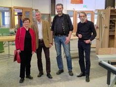 Inge Höger in der Holzwerkstatt des BAJ gemeinsam mit Geschäftsführer Dr. Markus Schäfer-Willenborg und den Betriebsräten Hans-Jörg Ellersiek-Finke und Klaus Bolgen.
