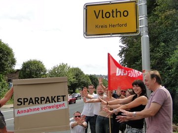 In den vor uns liegenden Wochen werden wir Vlothoer LINKEN gegen das Sparpaket der Bundesregierung mobilisieren. In den vor uns liegenden Wochen werden wir Vlothoer LINKEN gegen das Sparpaket der Bundesregierung mobilisieren.