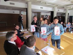 Die Schülerinnen und Schüler der Gesamtschule Bad Oeynhausen übergaben 880 Rote Hände an die Bundestagsabgeordneten aus dem Wahlkreis