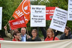 Inge Höger und weitere LINKE Abgeordnete und AktivistInnen am 3. September 2013 auf einer Anti-Kriegs-Kundgebung in Berlin.