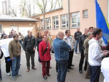 Inge Höger (2.v.l.) bei einer Demonstration zum Gebäude der Kantonalversammlung in Tuzla im März. Die Kantonalregierung war durch die Proteste gestürzt worden Inge Höger (2.v.l.) bei einer Demonstration zum Gebäude der Kantonalversammlung in Tuzla im März. Die Kantonalregierung war durch die Proteste gestürzt worden